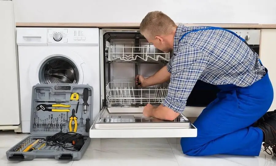 Bayındır Finlux servisi teknisyen ekibi beyaz eşya tamiri yaparken